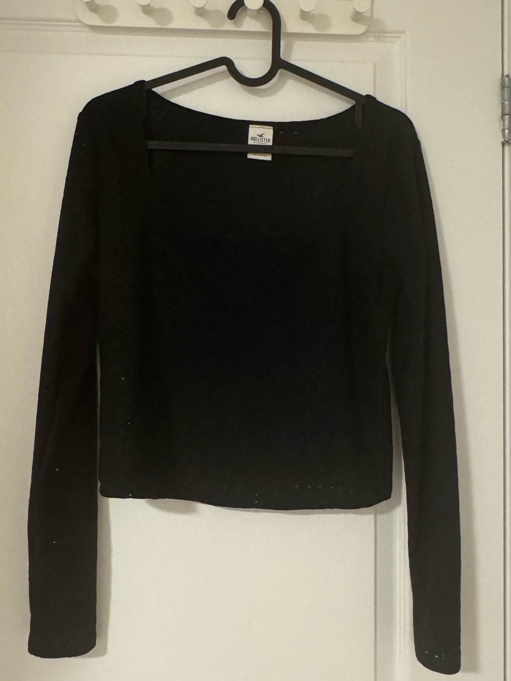Hollister Black Long-Sleeve Scoop Neck Cropped Top